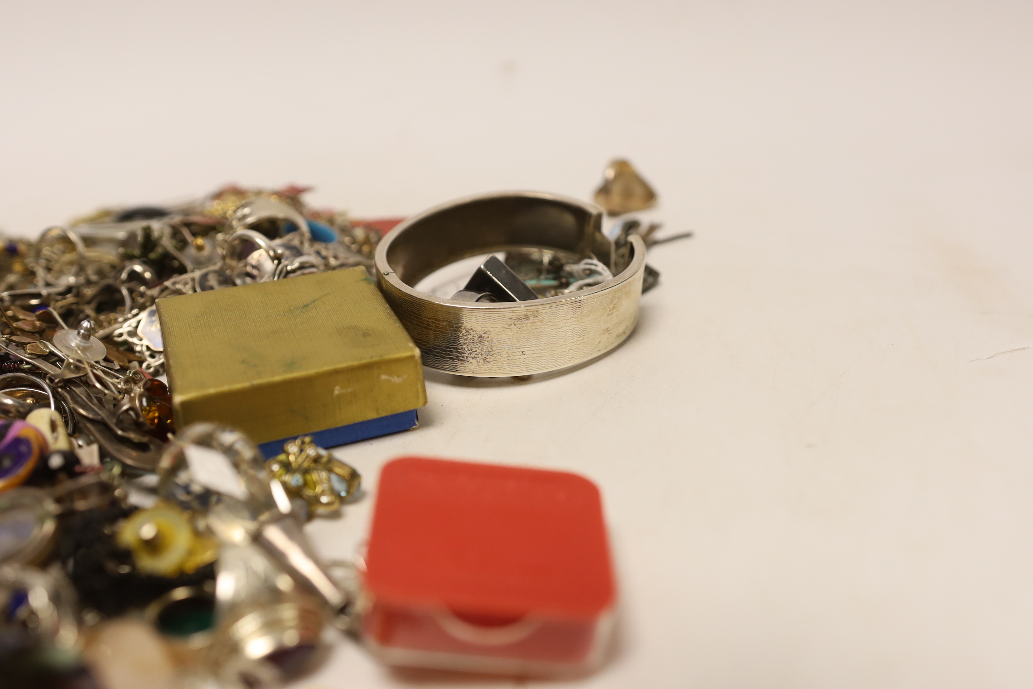 A quantity of assorted costume jewellery including rings, chain, earrings, etc.